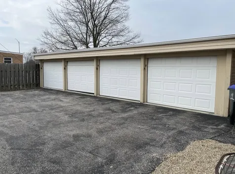 221 Robinhood Lane Bloomington IL 61701