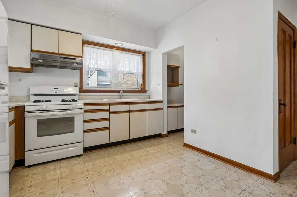 5543 West Berenice Avenue Chicago IL 60641