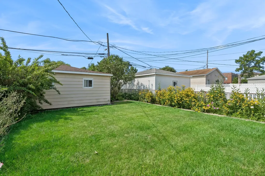 5543 West Berenice Avenue Chicago IL 60641