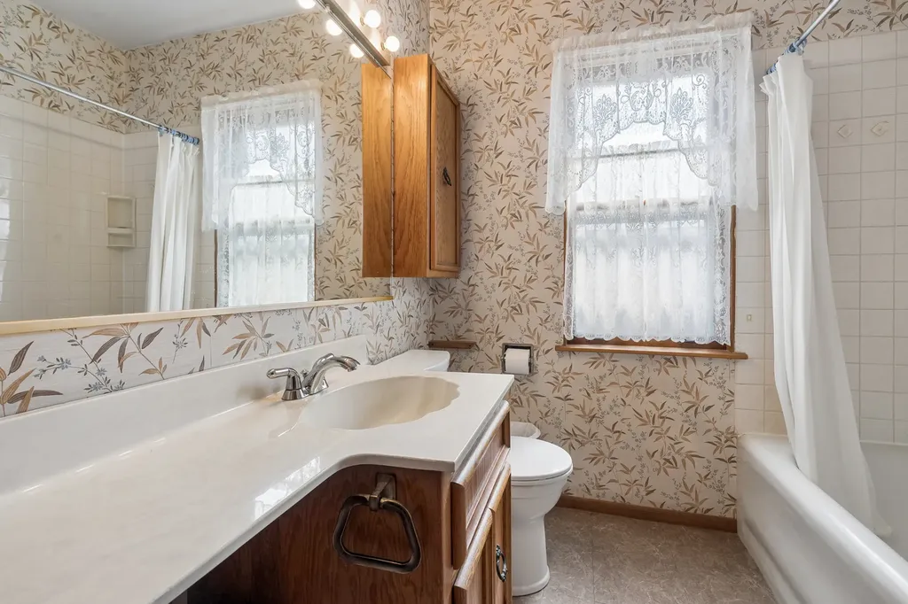 5543 West Berenice Avenue Chicago IL 60641