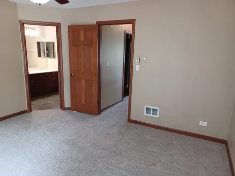 661 Lincoln Station Drive Oswego IL 60543