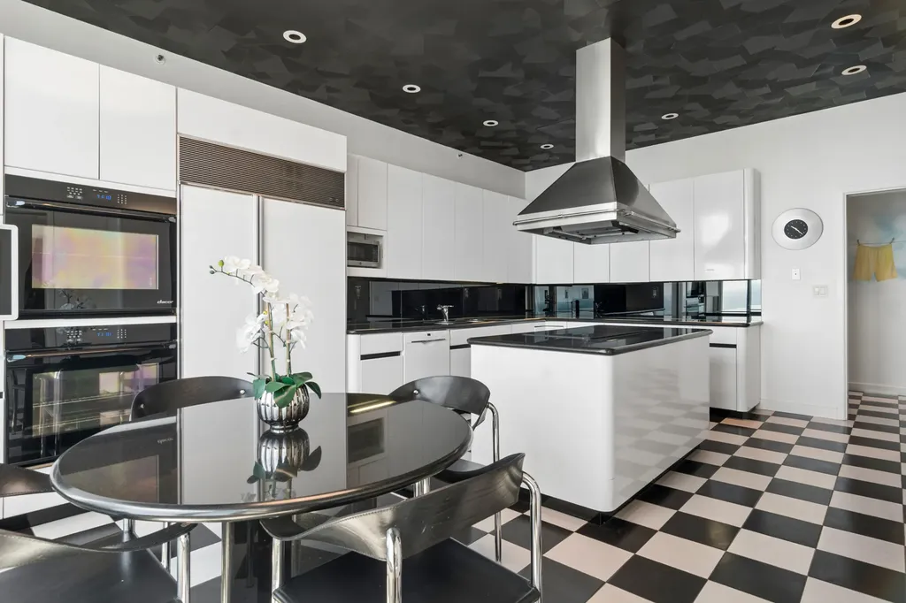 132 East Delaware Place Chicago IL 60611