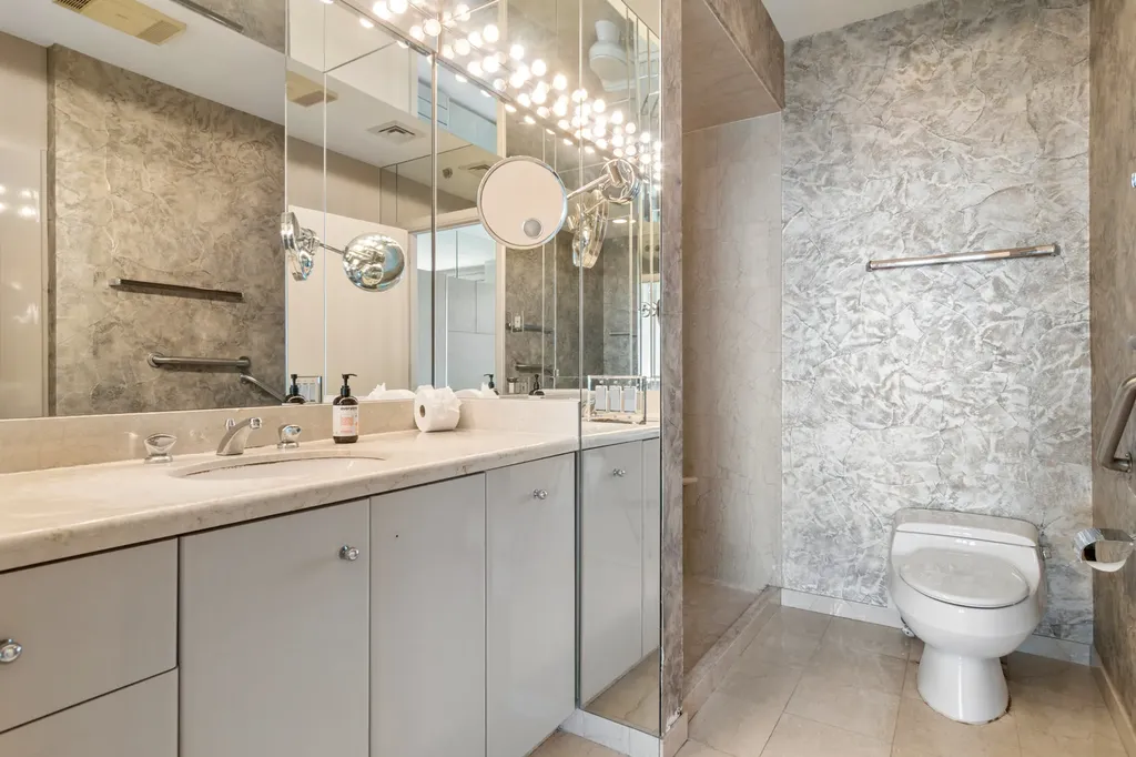132 East Delaware Place Chicago IL 60611