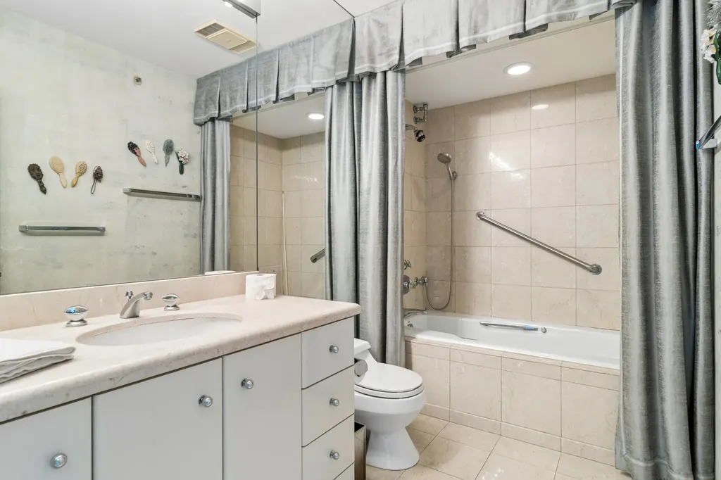 132 East Delaware Place Chicago IL 60611