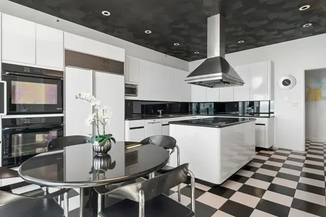 132 East Delaware Place Chicago IL 60611