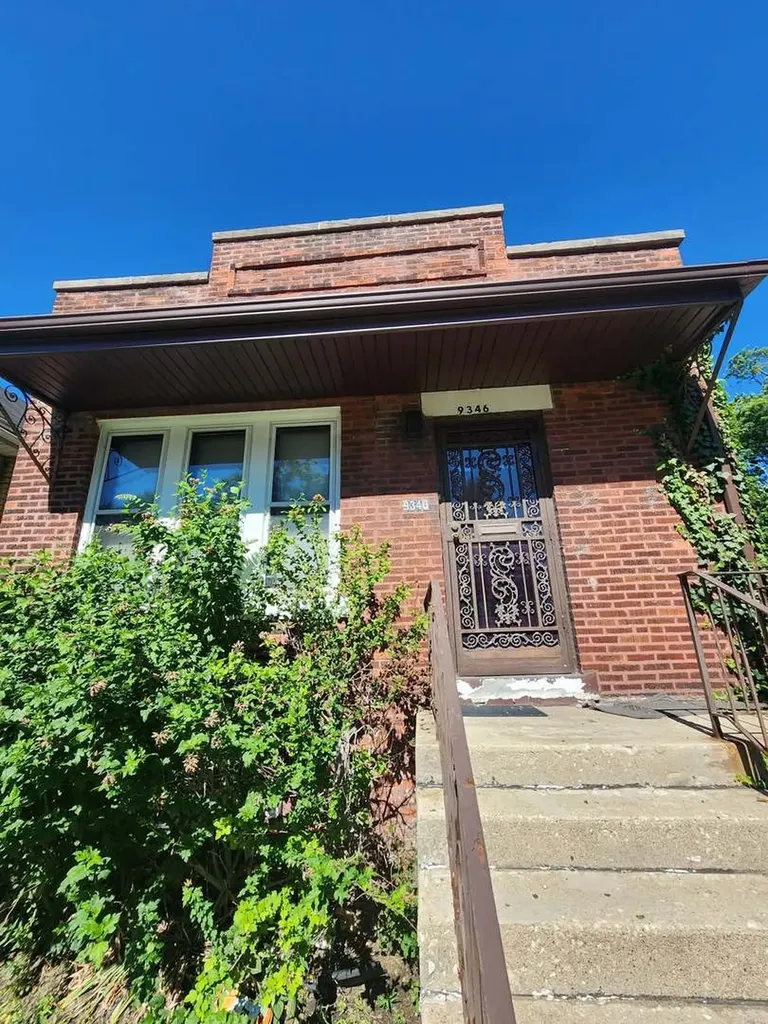 9346 South Woodlawn Avenue Chicago IL 60619