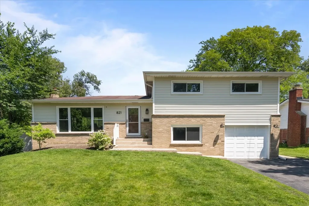 821 Castlewood Lane Deerfield IL 60015