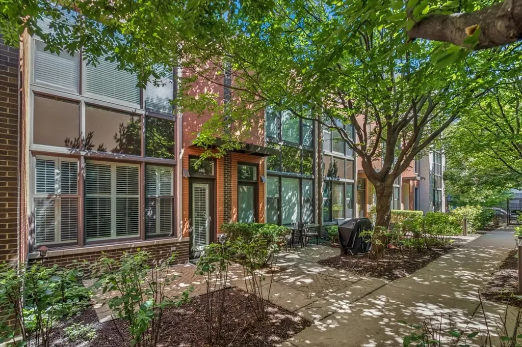 960 North Crosby Street Chicago IL 60610