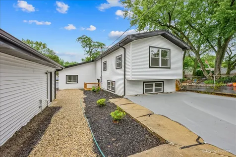 18172 West Twin Lakes Boulevard Grayslake IL 60030