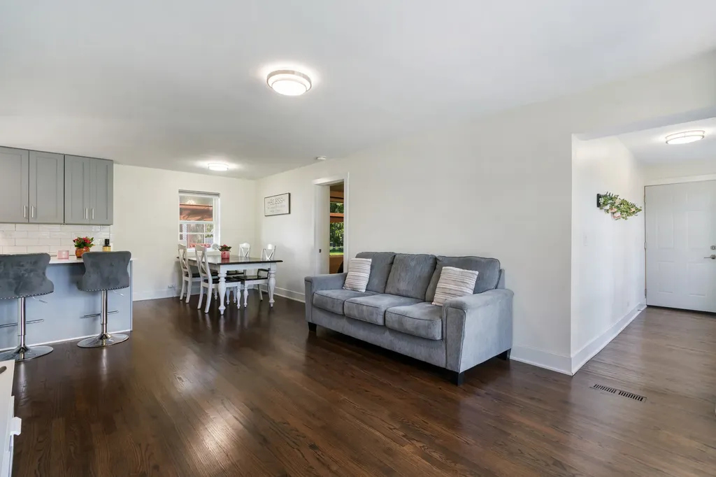 323 East Taylor Road Lombard IL 60148