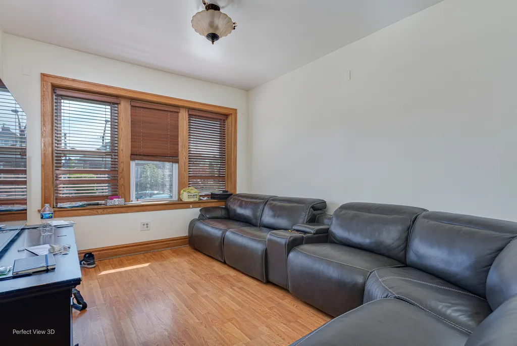 5212 South Sacramento Avenue Chicago IL 60632