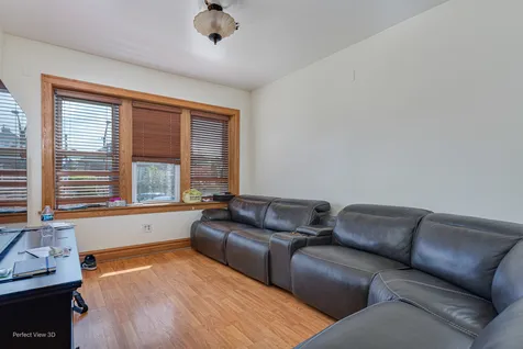 5212 South Sacramento Avenue Chicago IL 60632