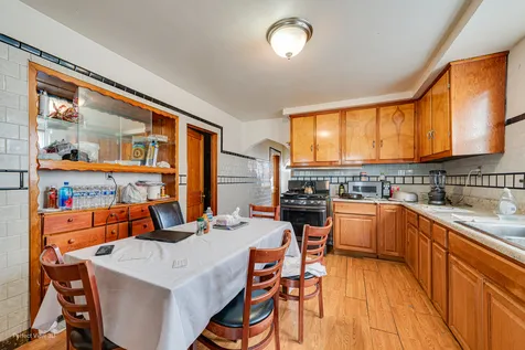 5212 South Sacramento Avenue Chicago IL 60632