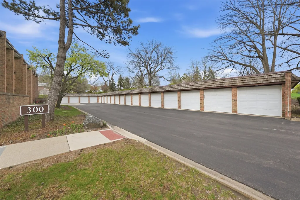 300 Claymoor Road Hinsdale IL 60521