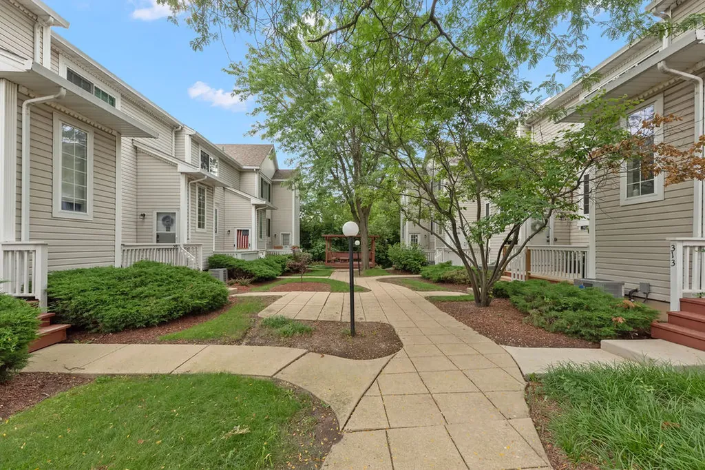320 Rosebud Court Bolingbrook IL 60440