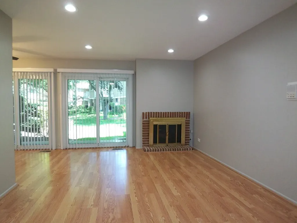 1546 Williamsburg Drive Schaumburg IL 60193