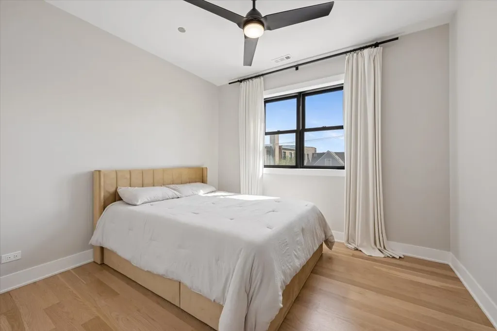 4537 North Clark Street Chicago IL 60640