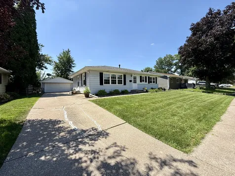 446 34TH Avenue East Moline IL 61244