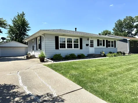 446 34TH Avenue East Moline IL 61244