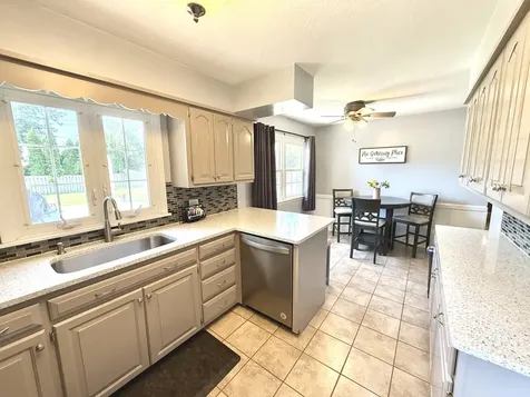 446 34TH Avenue East Moline IL 61244