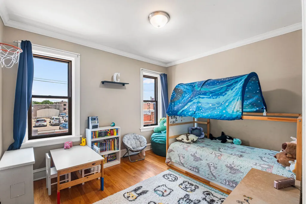 6209 North Mozart Street Chicago IL 60659