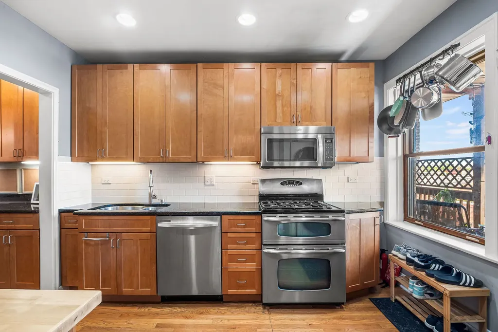6209 North Mozart Street Chicago IL 60659