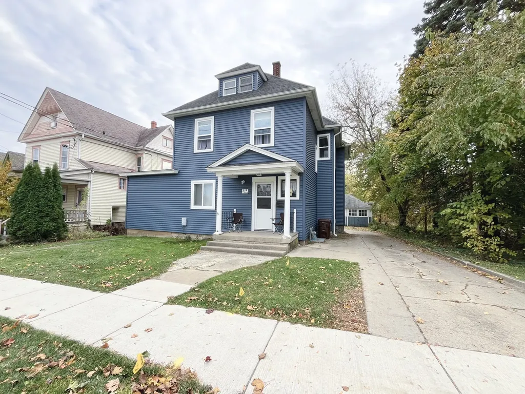 216 East South Street Woodstock IL 60098