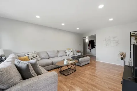 9331 Landings Lane Des Plaines IL 60016