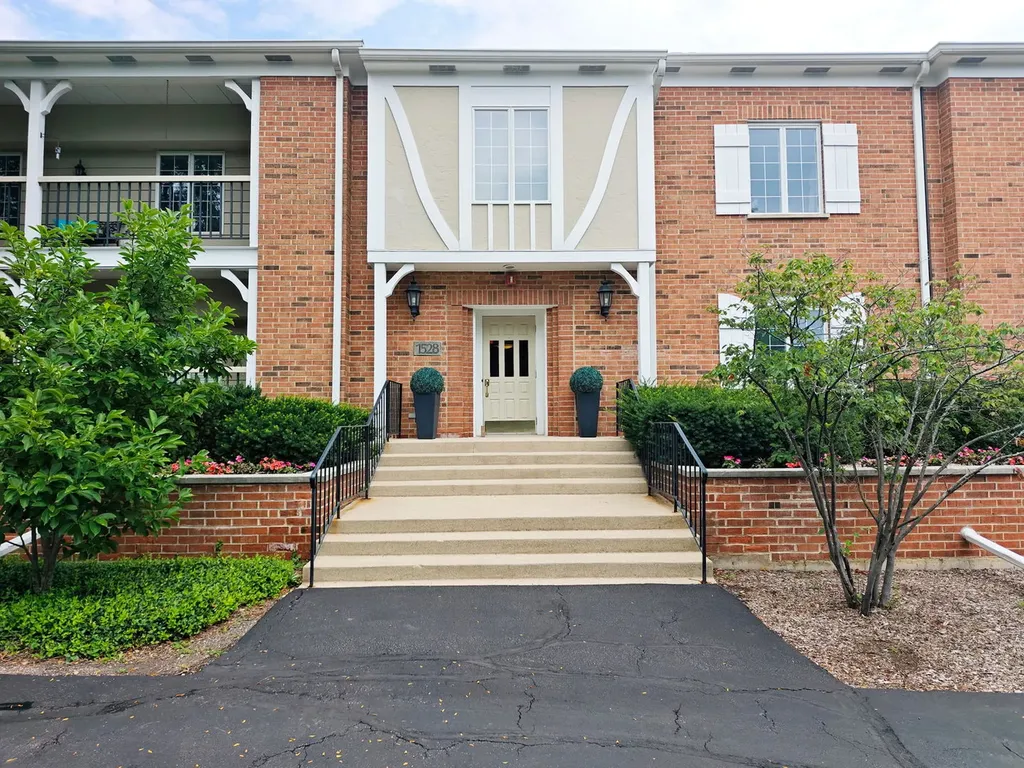 1528 Shire Circle Inverness IL 60067
