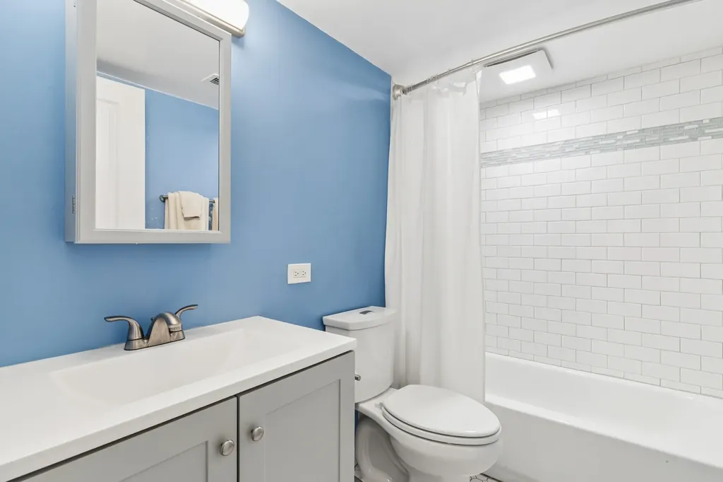 6150 West Thorndale Avenue Chicago IL 60646