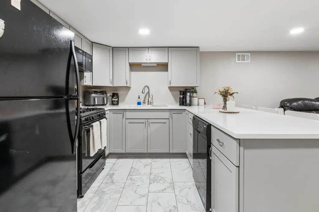 6150 West Thorndale Avenue Chicago IL 60646