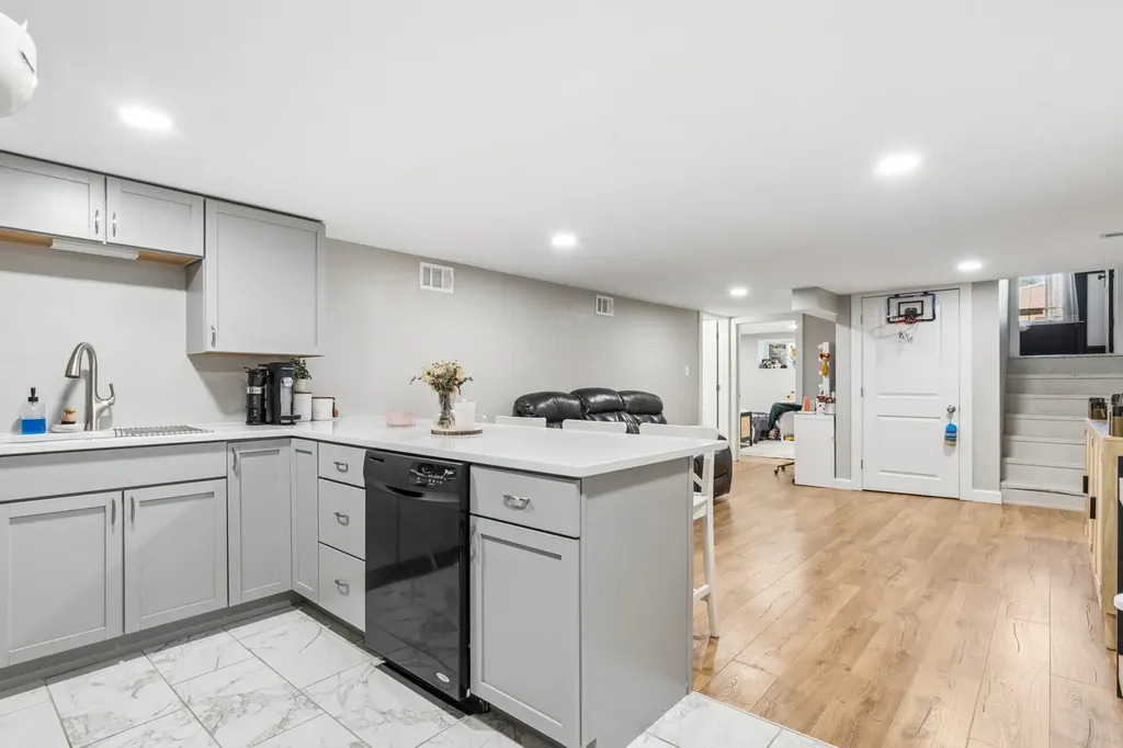 6150 West Thorndale Avenue Chicago IL 60646