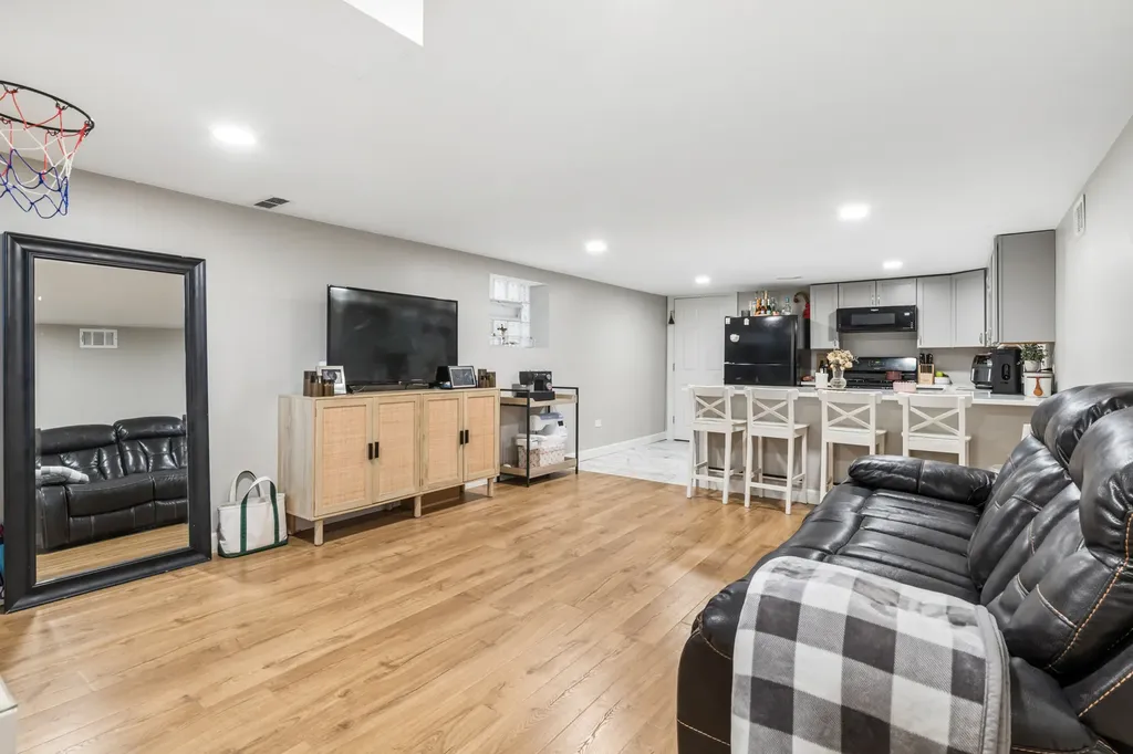 6150 West Thorndale Avenue Chicago IL 60646