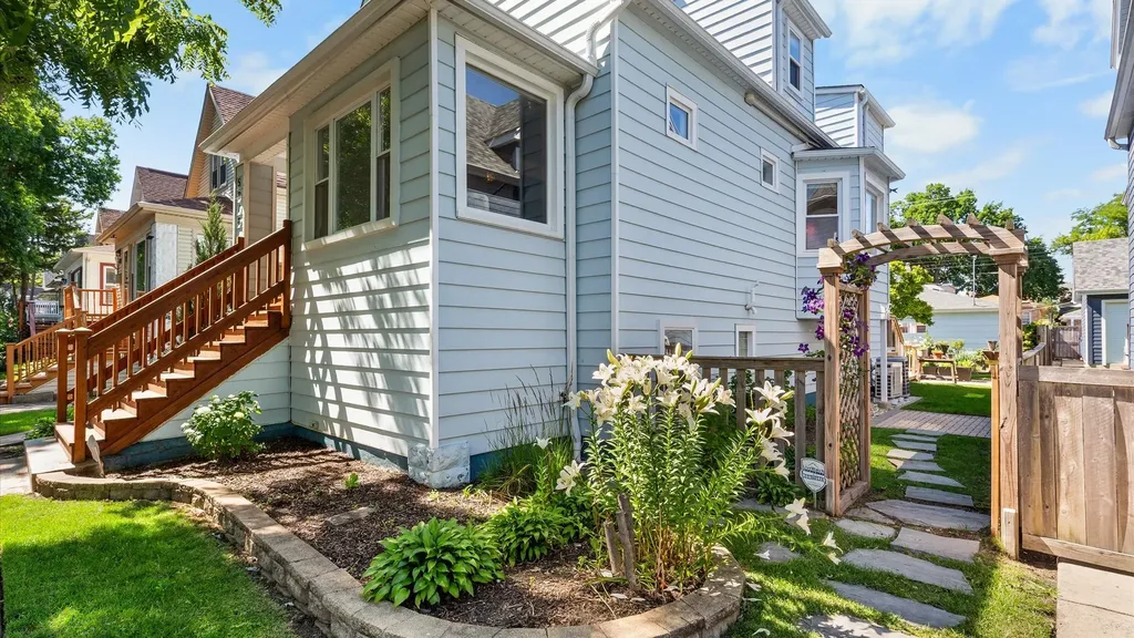 5818 West Byron Street Chicago IL 60634