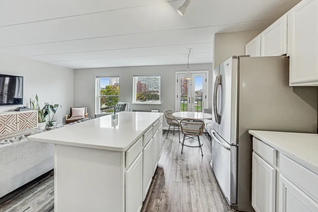 711 West Gordon Terrace Chicago IL 60613