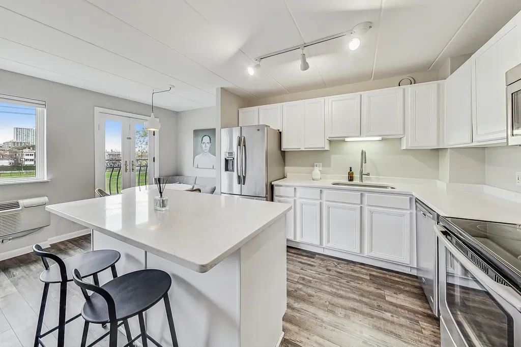 711 West Gordon Terrace Chicago IL 60613