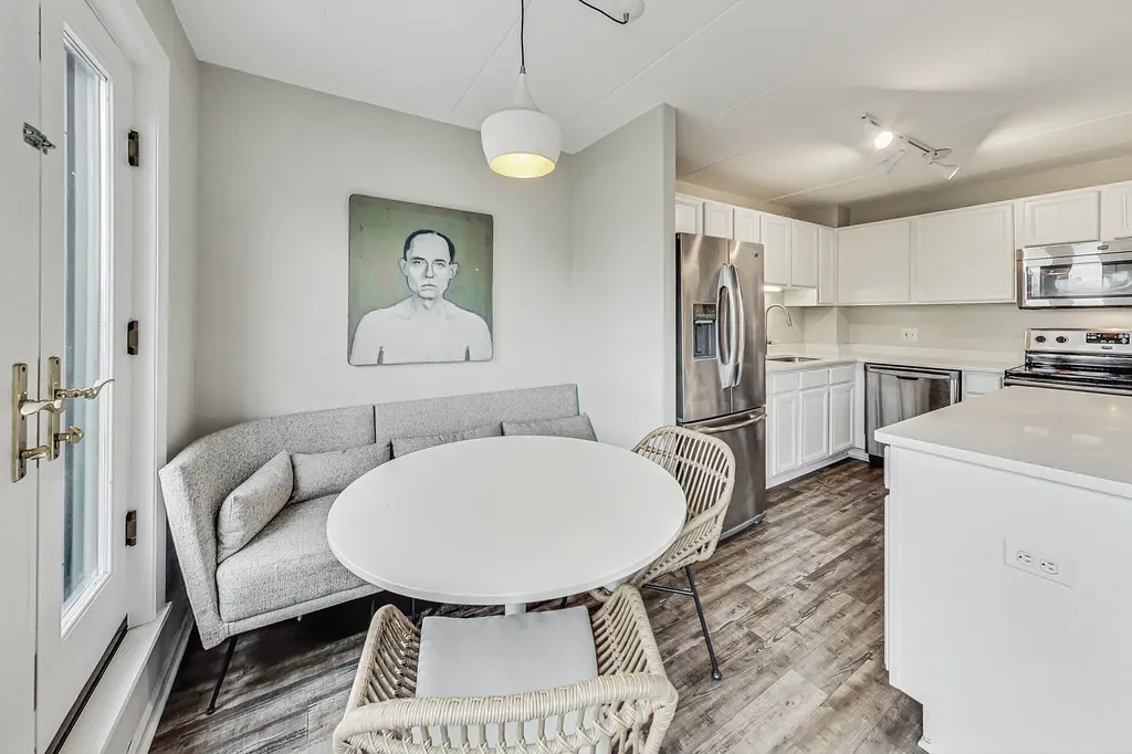 711 West Gordon Terrace Chicago IL 60613