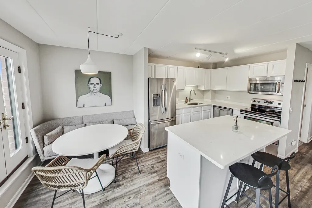 711 West Gordon Terrace Chicago IL 60613
