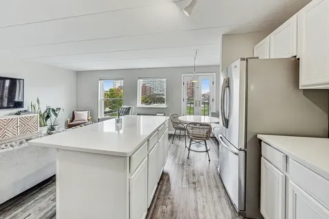 711 West Gordon Terrace Chicago IL 60613