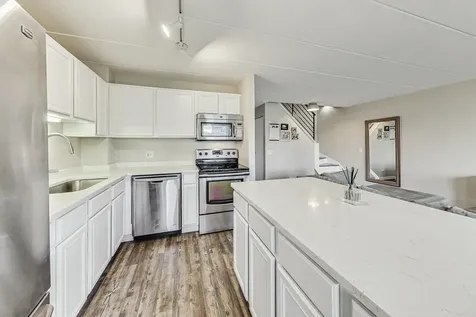 711 West Gordon Terrace Chicago IL 60613