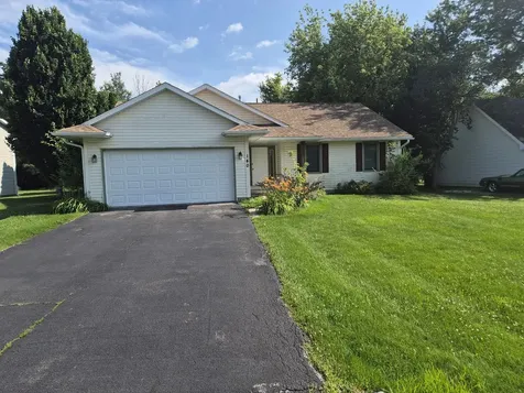 140 Lamplighter Poplar Grove IL 61065