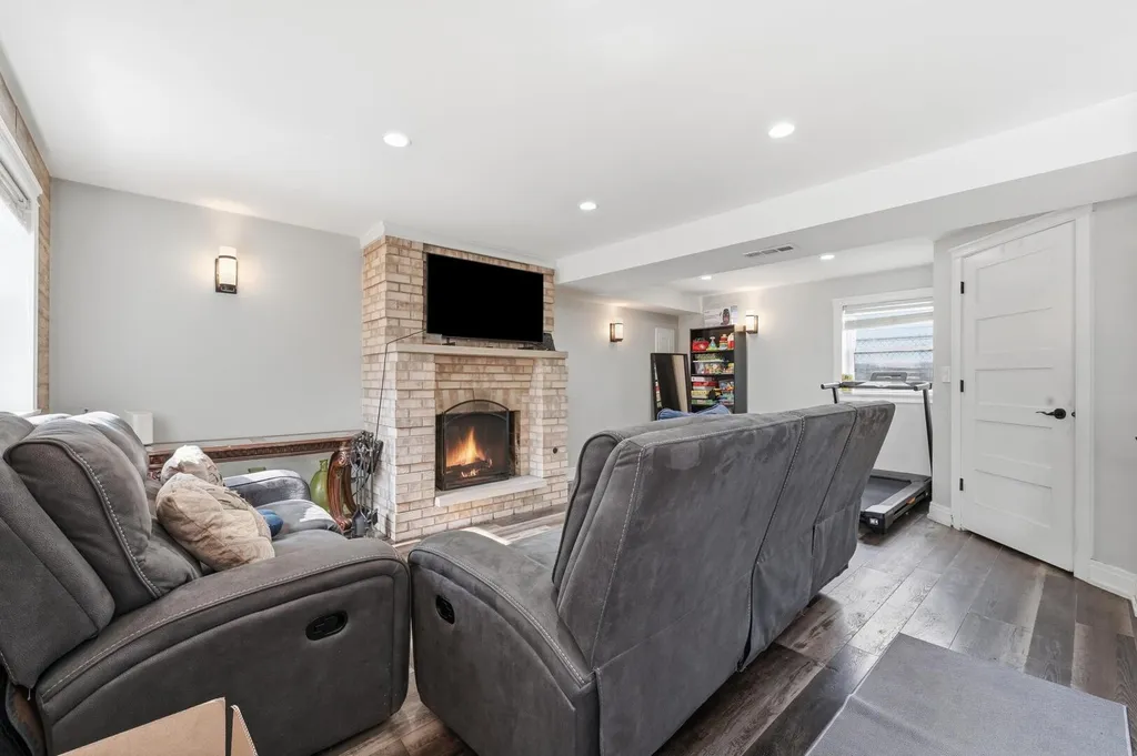 7046 West 72nd Place Chicago IL 60638