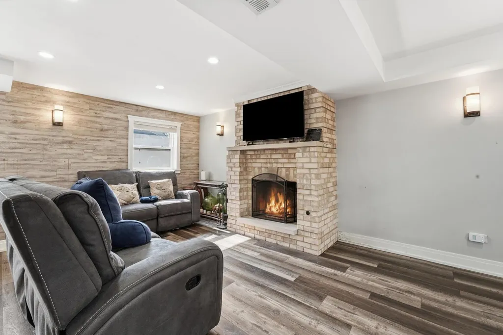 7046 West 72nd Place Chicago IL 60638