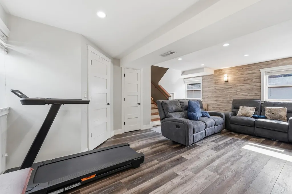 7046 West 72nd Place Chicago IL 60638
