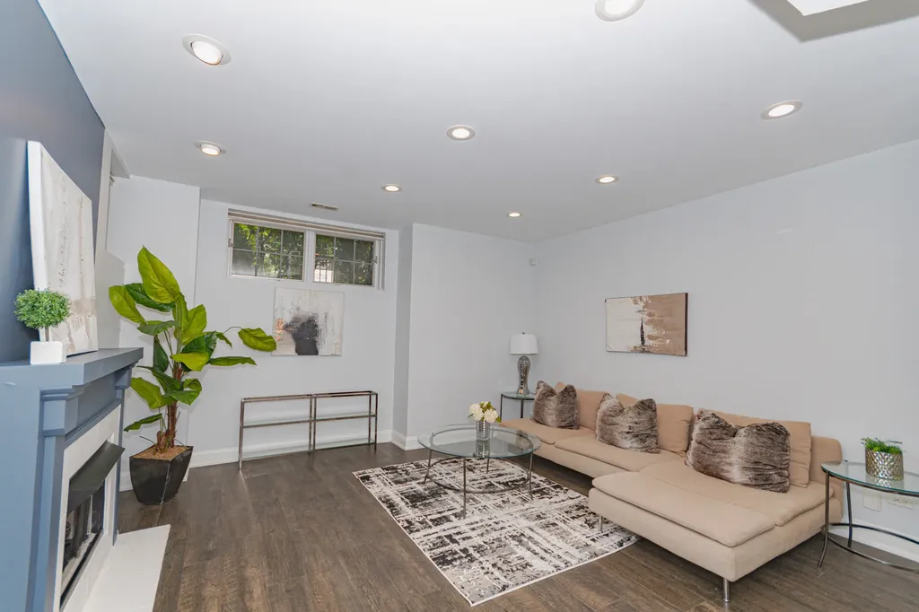 2043 West Saint Paul Avenue Chicago IL 60647