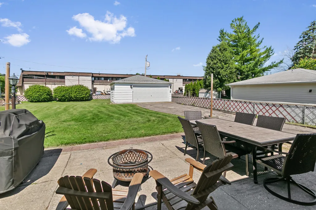 1870 Elizabeth Lane Aurora IL 60505