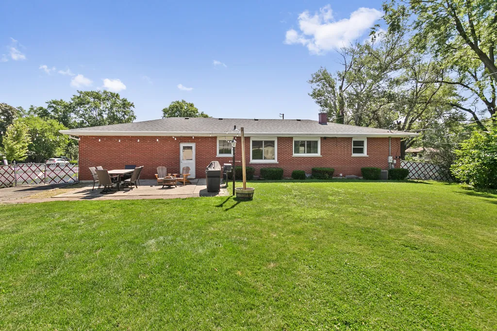 1870 Elizabeth Lane Aurora IL 60505