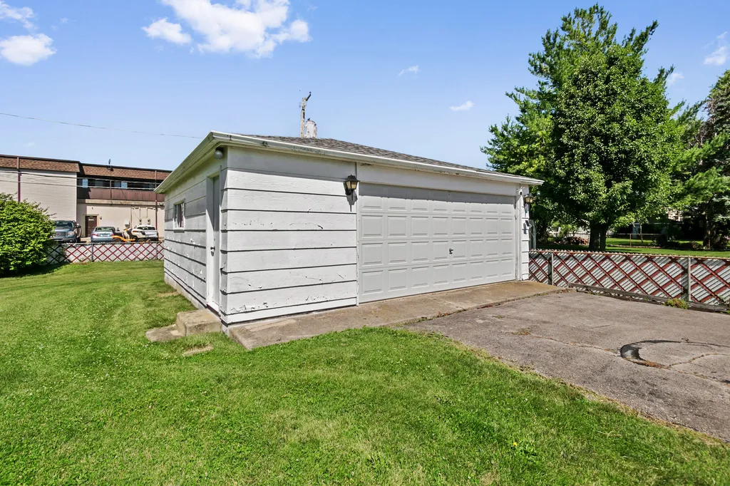 1870 Elizabeth Lane Aurora IL 60505