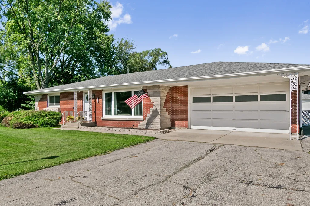 1870 Elizabeth Lane Aurora IL 60505