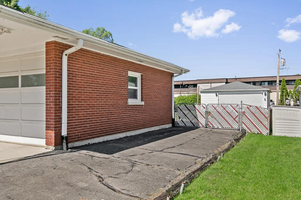 1870 Elizabeth Lane Aurora IL 60505